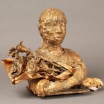 花束を抱いて（母にプレゼント）／43×46×32cm／粘土・針金・彩色