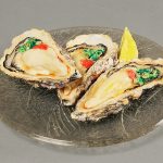 身近なものをかたちに「おいしいカキの食べ方」／20×20×7㎝／粘土・ガラス・彩色