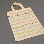 90匹の猫／44×25cm／布・染色