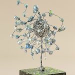 核散／22×17×16cm／粘土・プラスチック・彩色・針金