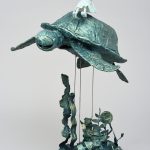 大きなカメで登校／58×35×33㎝／粘土・紙・ピアノ線・発泡スチロール・木・彩色