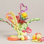 ハッピーカーニバル／17×20×25cm／軽量粘土・彩色