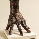 話しかける手「力のこもった手」／19×15×17cm／粘土・針金・彩色