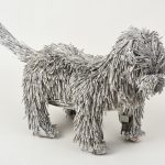 ブルブルした後の犬／30×56×22cm／新聞紙・接着剤・テープ